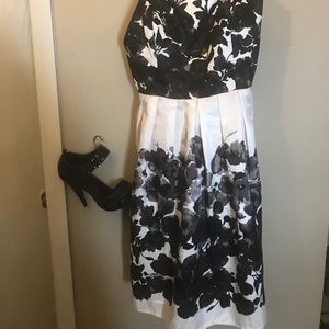 Gorgeous hand-painted looking print size 8 dress